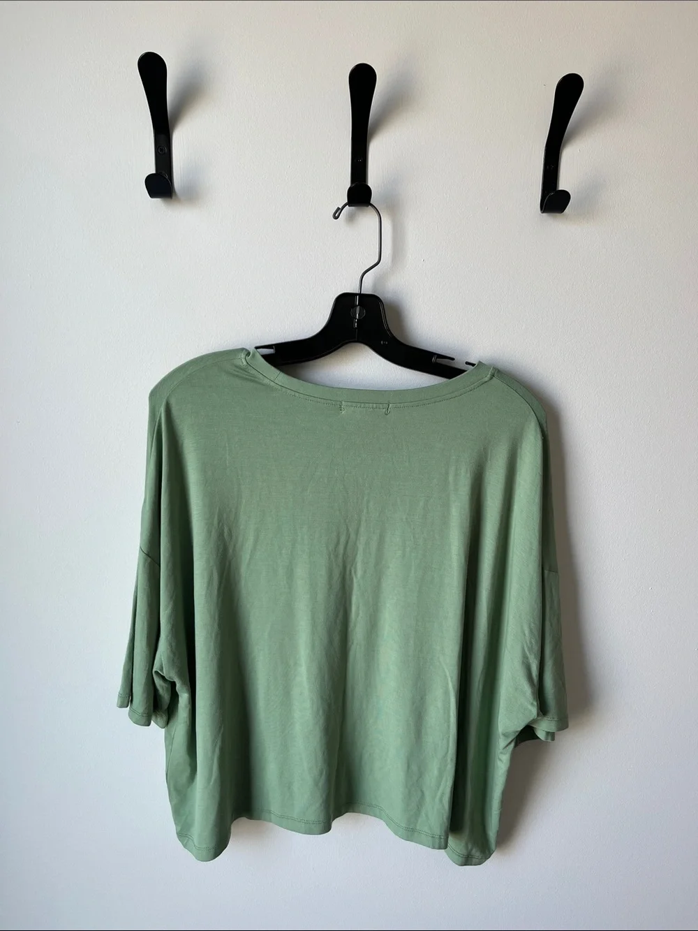 C’est Moi
BAMBOO Short Sleeve Boxy Tee in Sage Green - Picture 4 of 7